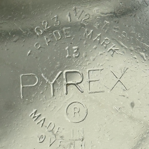 Vintage Pyrex 3 quart bowl, 2 court bowl clear no chips, cracks or breaks - Picture 3 of 8